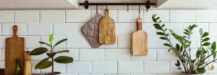 Küche mit weißen Fliesen und Schneidebrettern